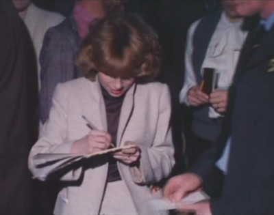 Lena signs autographs at Belfast airport in 1980
